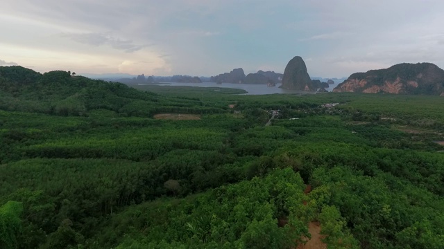 美丽的Samet Nangshe的观点在早上的phnagnga湾风景，红树林和山在安达曼海，泰国攀牙视频素材