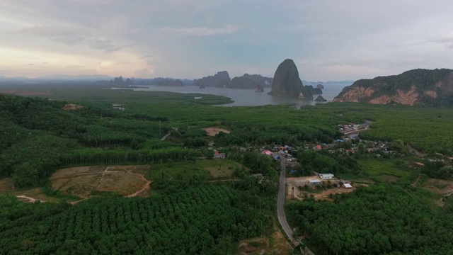 美丽的Samet Nangshe的观点在早上的phnagnga湾风景，红树林和山在安达曼海，泰国攀牙视频素材