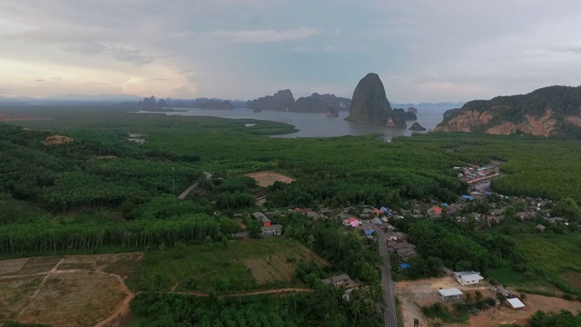 美丽的Samet Nangshe的观点在早上的phnagnga湾风景，红树林和山在安达曼海，泰国攀牙视频素材