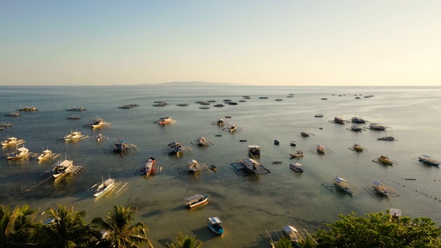 日落时分阿罗那海滩上的小船。Panglao、菲律宾视频素材