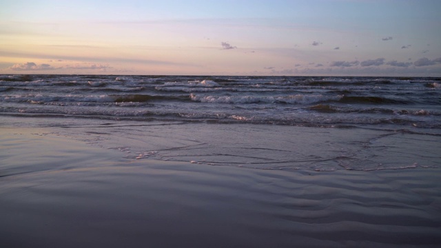 九月波罗的海海滩的夜晚视频素材