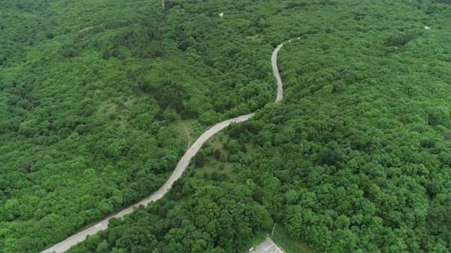 蜿蜒乡村道路的航拍，4k格式，60帧/秒RAW格式视频素材