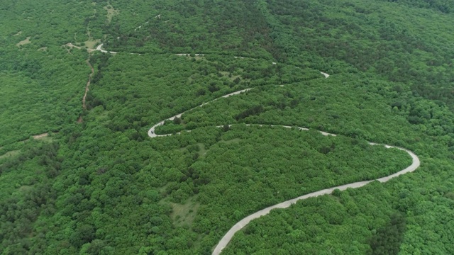 蜿蜒乡村道路的航拍，4k格式，60帧/秒RAW格式视频素材