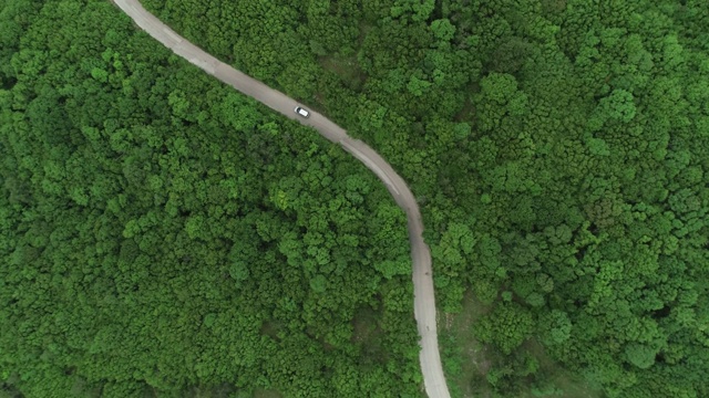 蜿蜒乡村道路的航拍，4k格式，60帧/秒RAW格式视频素材