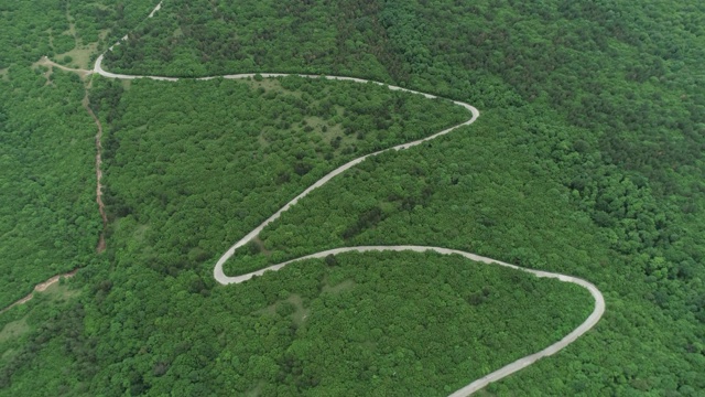 蜿蜒乡村道路的航拍，4k格式，60帧/秒RAW格式视频素材