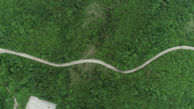 蜿蜒乡村道路的航拍，4k格式，60帧/秒RAW格式视频素材