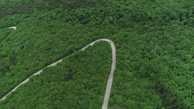 蜿蜒乡村道路的航拍，4k格式，60帧/秒RAW格式视频素材