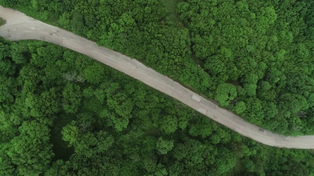 蜿蜒乡村道路的航拍，4k格式，60帧/秒RAW格式视频素材