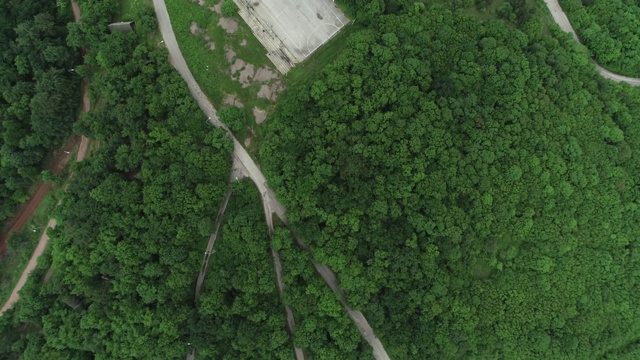 蜿蜒乡村道路的航拍，4k格式，60帧/秒RAW格式视频素材