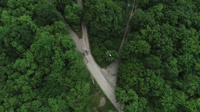 蜿蜒乡村道路的航拍，4k格式，60帧/秒RAW格式视频素材