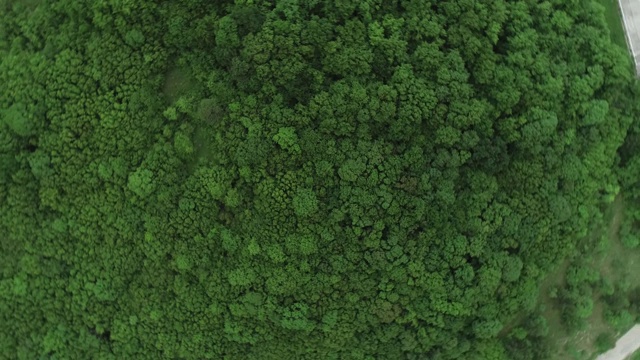 蜿蜒乡村道路的航拍，4k格式，60帧/秒RAW格式视频素材