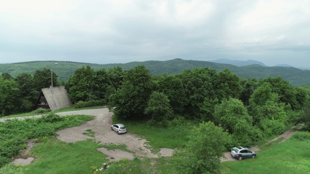 蜿蜒乡村道路的航拍，4k格式，60帧/秒RAW格式视频素材