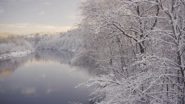 冬天的第一天，河里下雪了视频素材