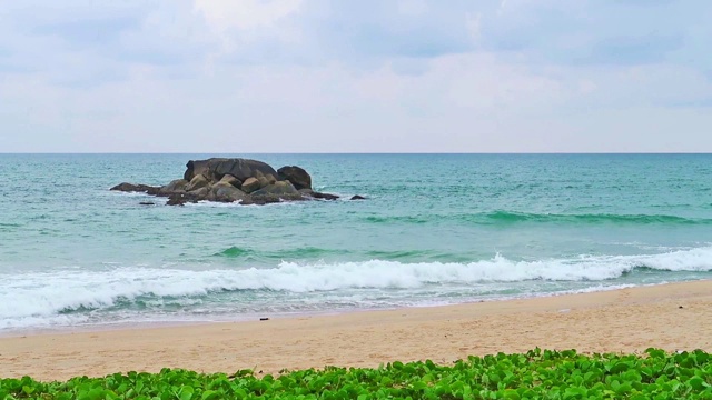 美丽的深蓝色海水和平静的海洋，白色的海浪冲击着金色的沙滩视频素材