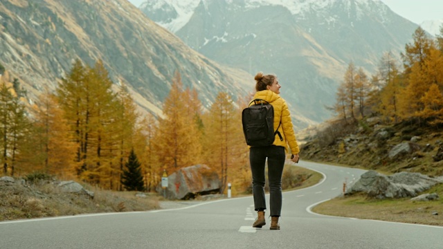 在史诗般的秋山中徒步旅行的女旅行者视频素材