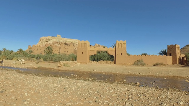 探索Ait-Ben-Haddou Casbah (Kasbah) -《权力的游戏》的电影集视频素材