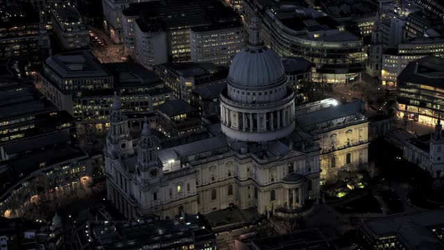 英国伦敦圣保罗大教堂夜间鸟瞰图视频素材