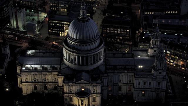 英国伦敦圣保罗大教堂夜间鸟瞰图视频素材