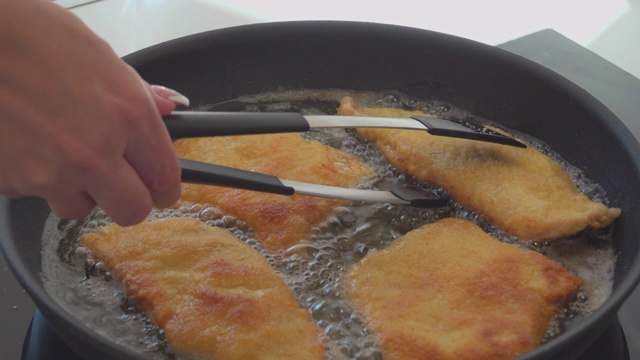 用热油炸猪肉视频素材