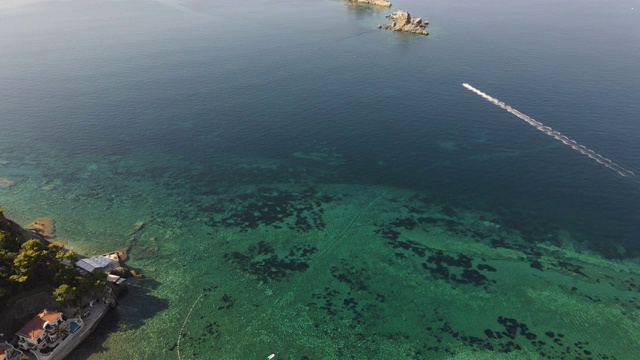 鸟瞰海边，快艇在海上乘风起浪。期间进行水上运动和娱乐活动视频素材