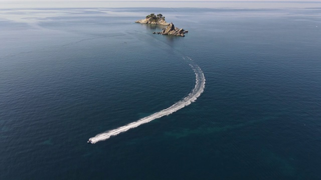 鸟瞰海边，快艇在海上乘风起浪。期间进行水上运动和娱乐活动视频素材