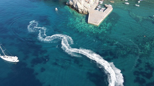 鸟瞰海边，快艇在海上乘风起浪。期间进行水上运动和娱乐活动视频素材