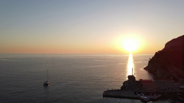 夏季日落的海边无人机视图，4k海岸线视频视频素材