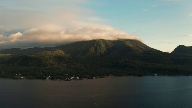 热带岛屿的海岸线。Camiguin岛菲律宾视频素材