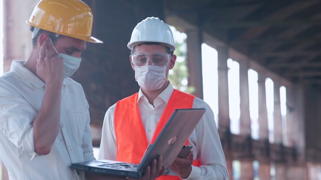 在建筑维护和建造中与工作人员沟通。视频素材