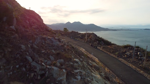 鸟瞰图的道路上的岩石山的边缘与视野的海洋。视频素材