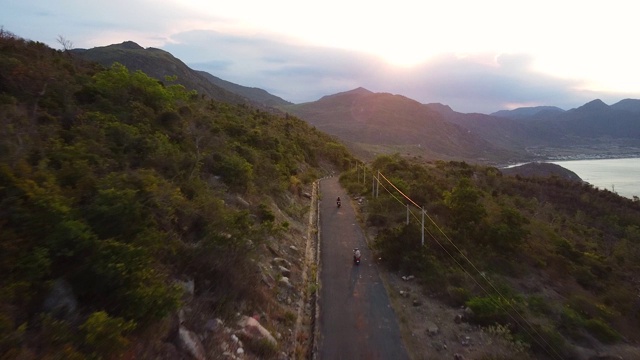 鸟瞰图风景如画的悬崖边的道路在山区在日落。视频素材