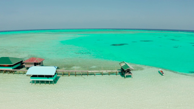 热带海滩和蓝色的海浪视频素材