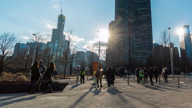 在美国伊利诺斯州芝加哥的现代建筑中，行人和交通十字路口的时间流逝视频素材