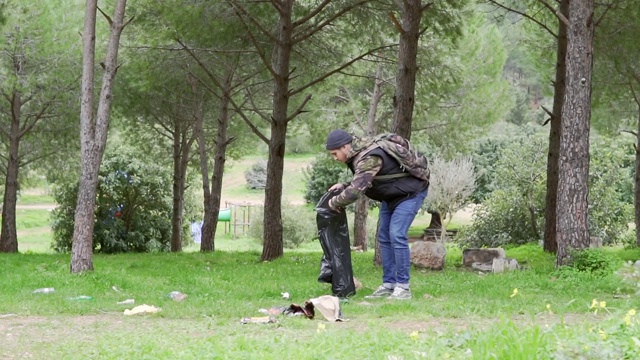 一个年轻人自愿在野外捡垃圾视频素材