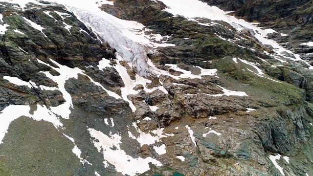 阿尔卑斯山上的冰川。鸟瞰图与冰和雪之间的岩石。环境、气候变化和全球变暖4K视频素材