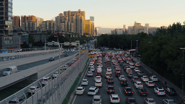 日落时城市交通的鸟瞰图视频素材