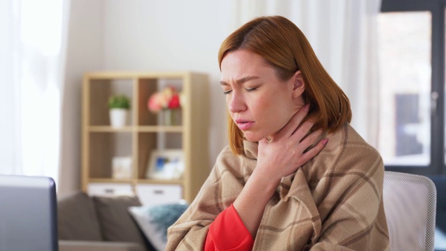 生病的女人用家里的笔记本电脑进行视频通话视频素材