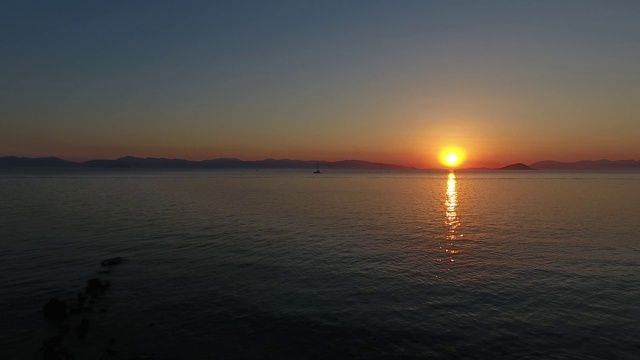 寻找和替代希腊萨罗尼克湾的埃伊纳岛。夕阳海景。视频下载