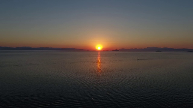 寻找和替代希腊萨罗尼克湾的埃伊纳岛。夕阳海景。视频素材