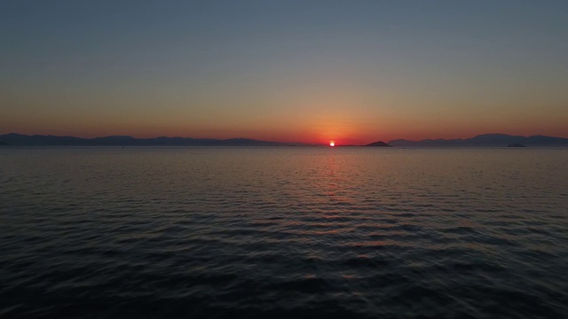 寻找和替代希腊萨罗尼克湾的埃伊纳岛。夕阳海景。视频下载