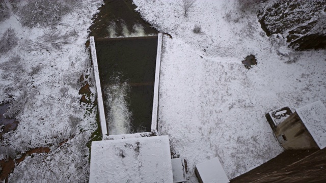 冬天，水电大坝的排水口被雪覆盖视频素材