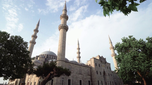 苏莱曼清真寺(土耳其语:Suleymaniye Camii)是位于土耳其伊斯坦布尔的一座16世纪的大清真寺，由宏伟的苏莱曼建造视频素材