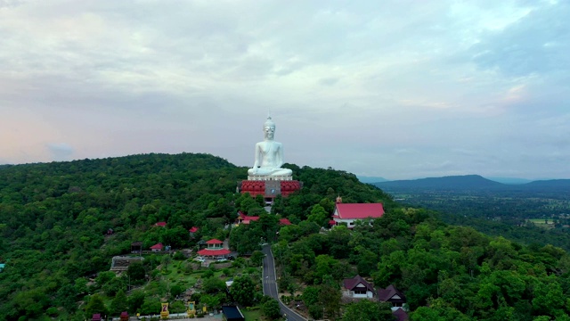 鸟瞰图。鸟瞰图。泰国慕克达汗寺佛寺大佛视频素材