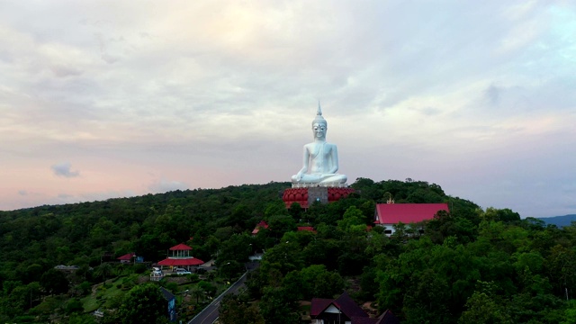 鸟瞰图。鸟瞰图。泰国慕克达汗寺佛寺大佛视频素材