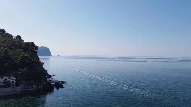 在夏天，无人机观看大海和快艇-快艇靠近海滩视频素材