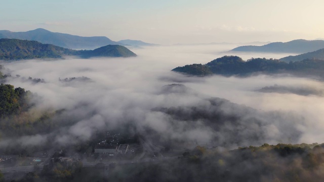 麦琪谷蓝岭山脉上的晨云视频素材