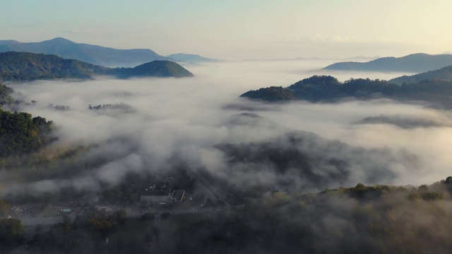 麦琪谷蓝岭山脉上的晨云视频素材