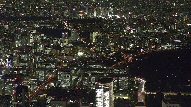 日本东京，夜间皇宫周围的空中摄影视频素材