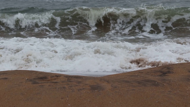 大浪拍打着海滩视频素材