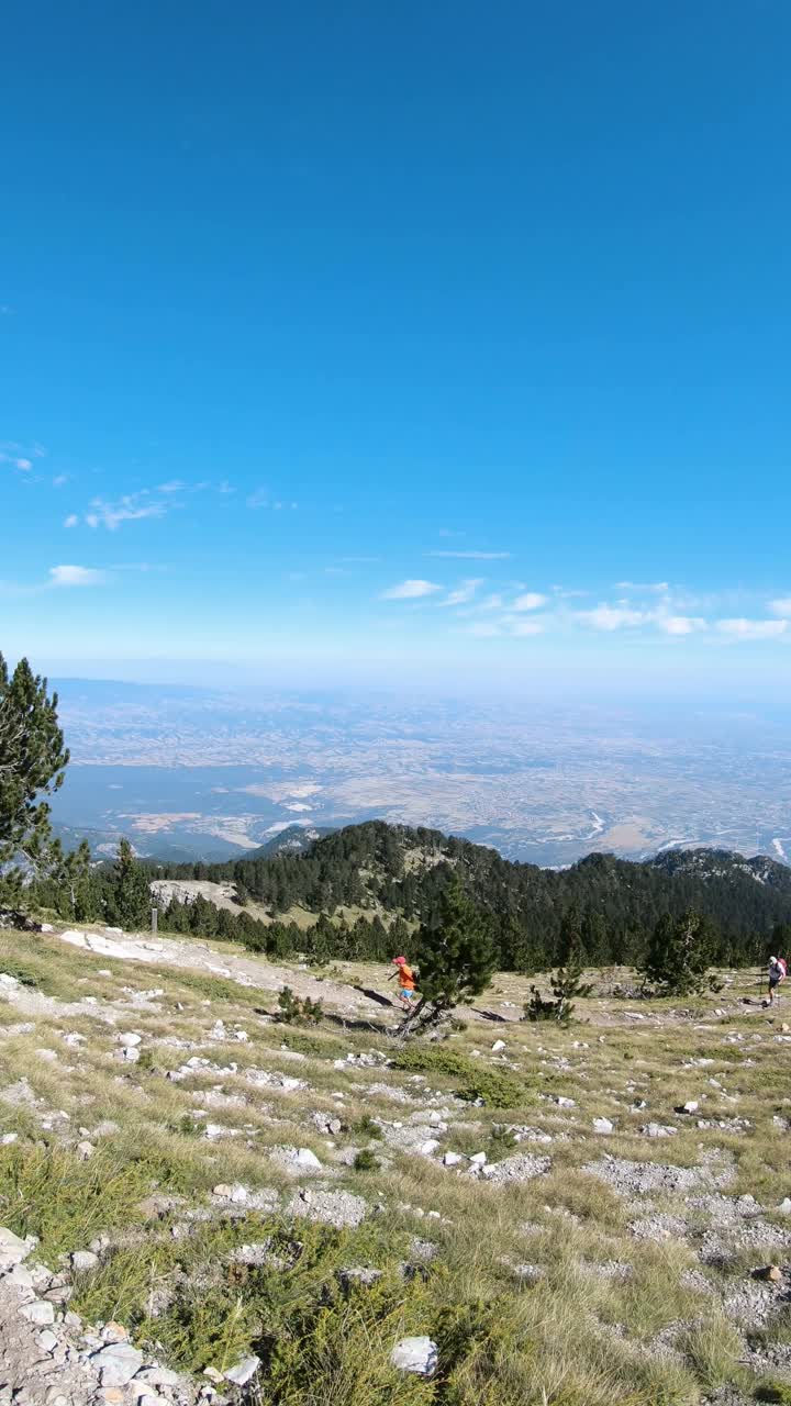 夏季希腊奥林匹斯山脉全景，垂直方向视频素材